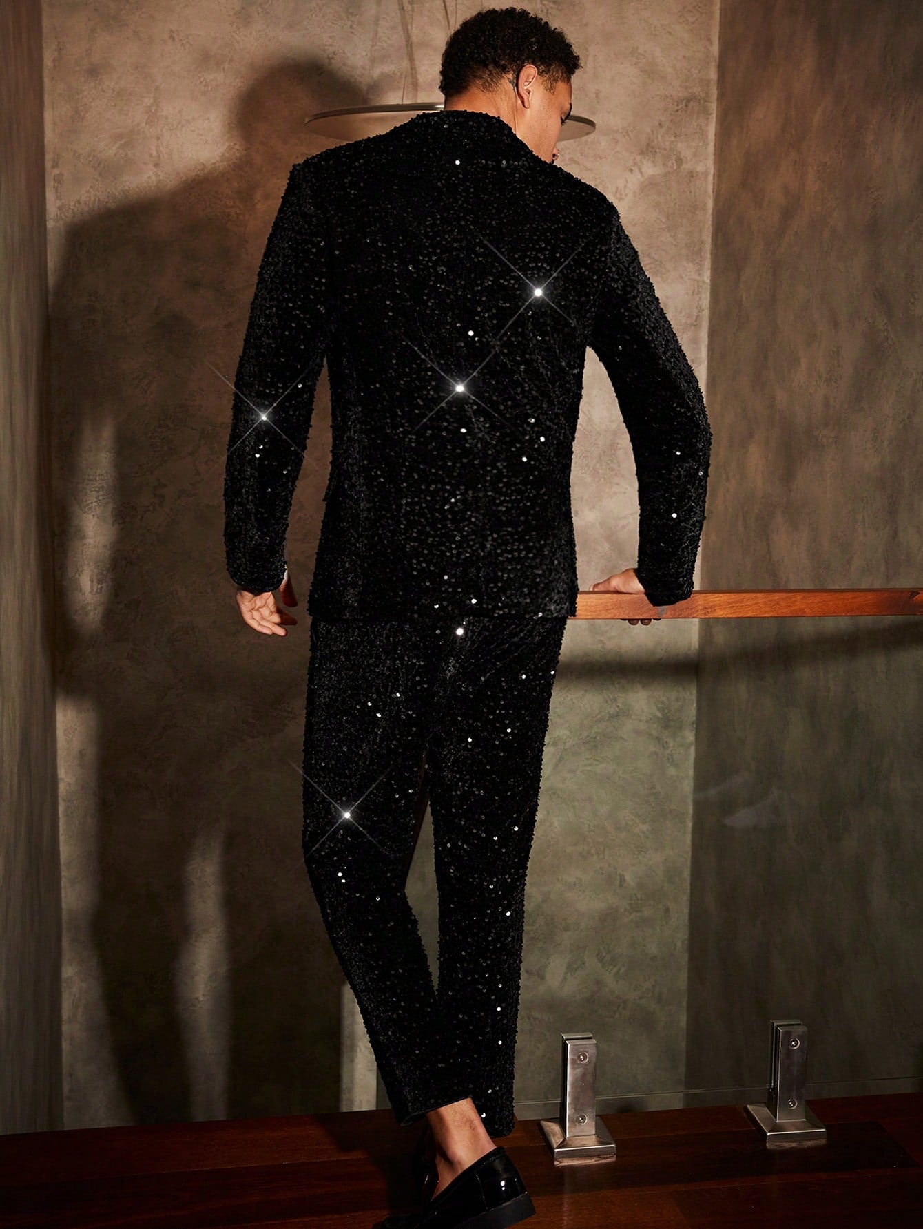 Costume à paillettes homme de derrière 