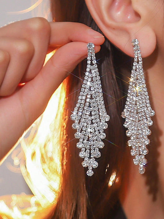 Boucle d'oreille strass pendante sur mannequin